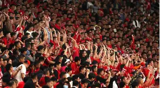 九州体育-足球赛场争夺激烈，球队奋力一搏争取胜利(足球比赛即将拉开帷幕队员们彼此发出海誓山盟立志夺冠)