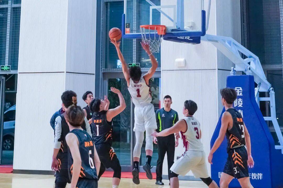 ju11.co-新赛季的篮球比赛即将升级，让球迷充满期待