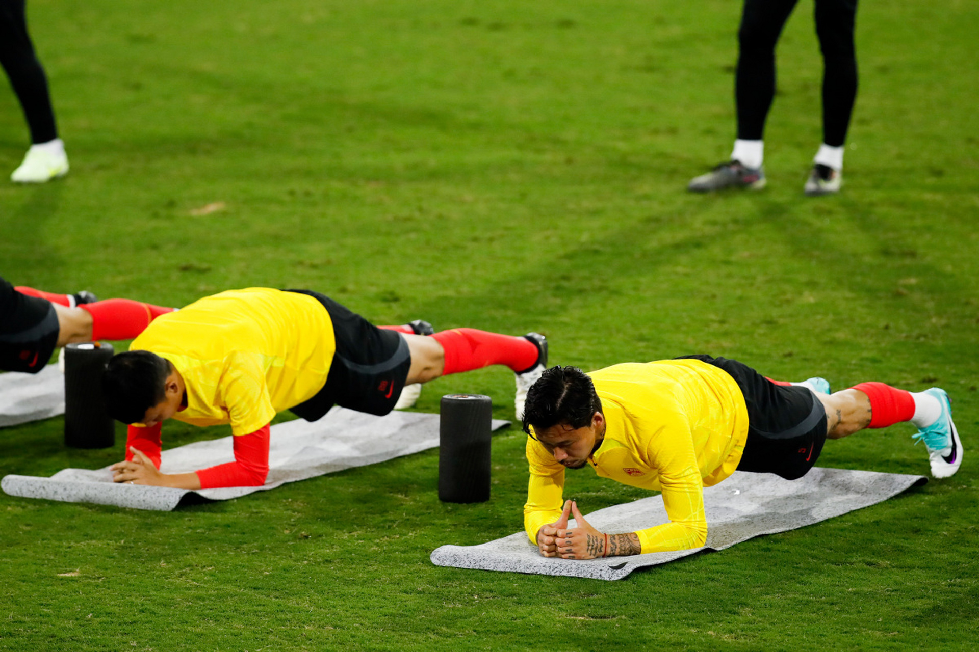 足球比赛中球员体力和耐力得到充分消耗(足球体力要求)